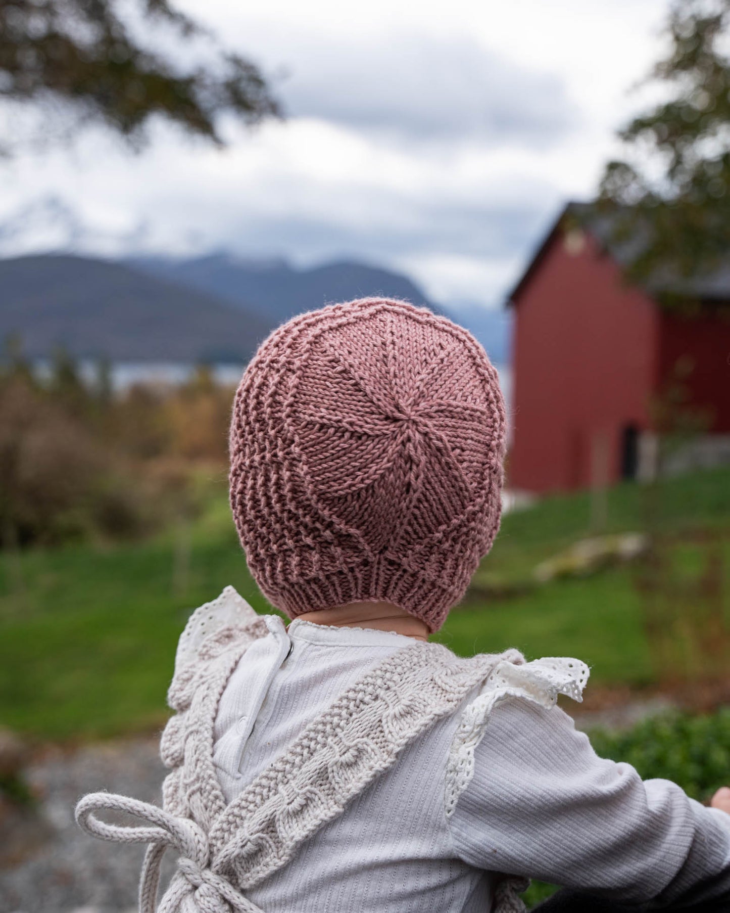 Karoline kyse er en varm og tykk kyse i et klassisk mønster. Utrolig søt bakside og nydelig i rosa.