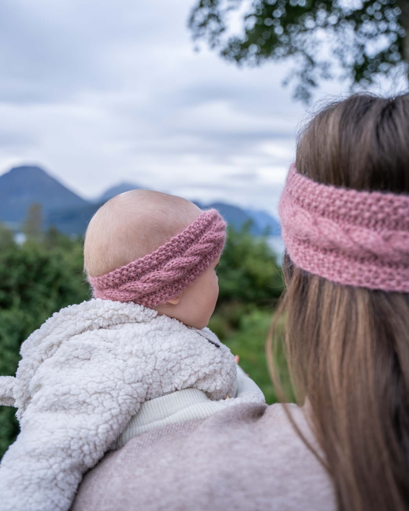 Strikkeoppskrift på Pella Pannebånd. Mini Me. Matchende pannebånd