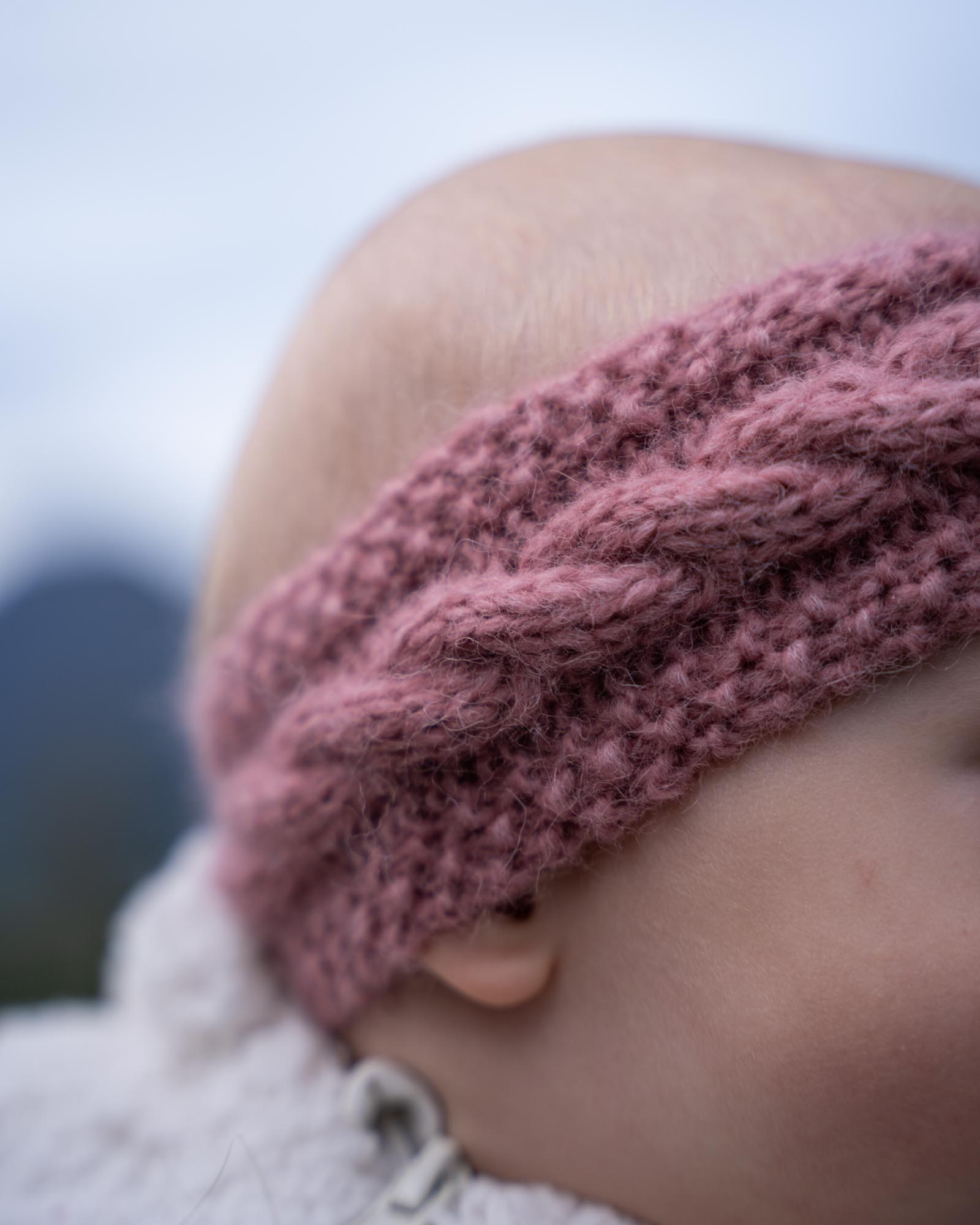 Strikkeoppskrift på Pella Pannebånd med flette for barn og baby. Mini Me og mamma og mini match