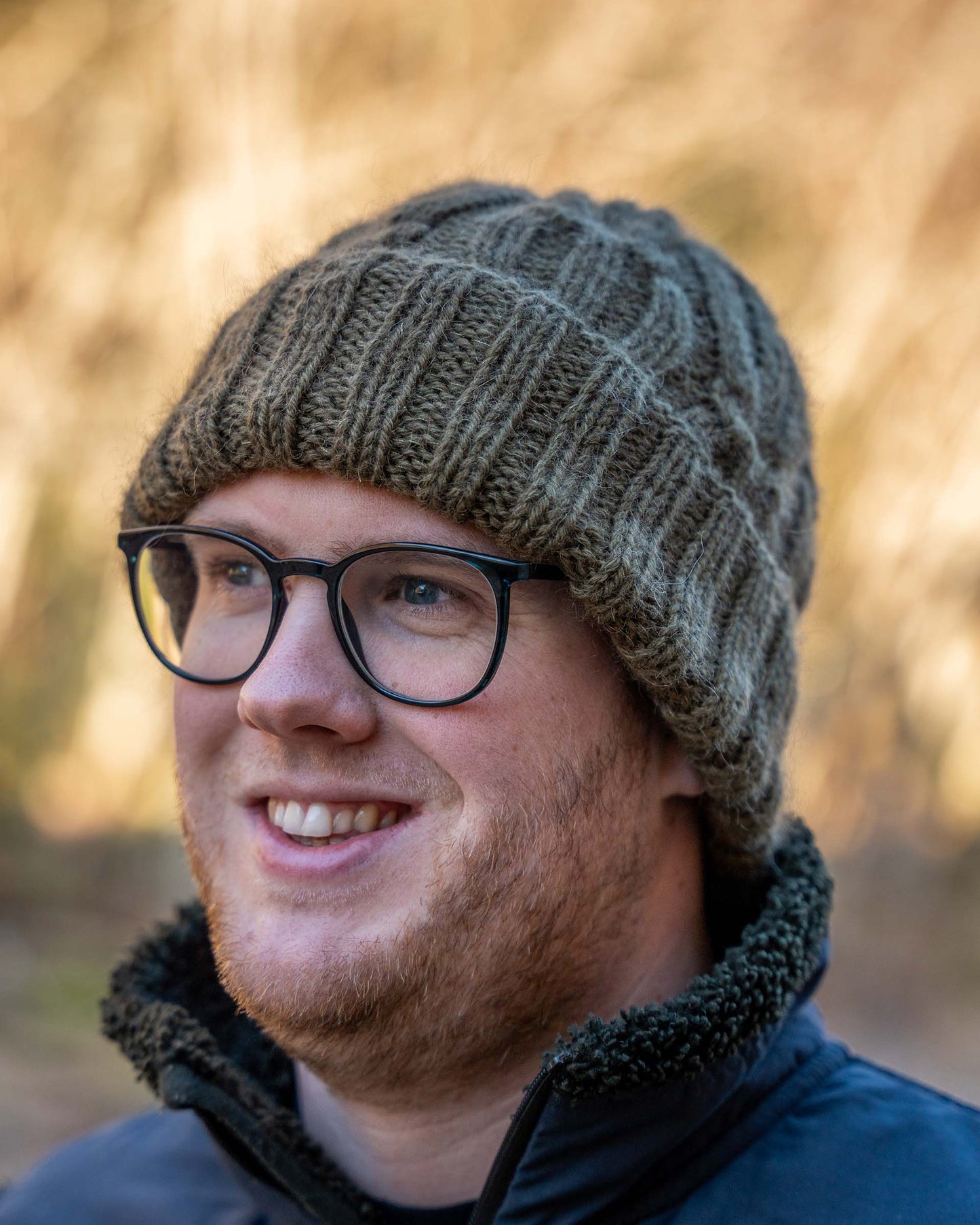 Stina Lue er en strukturstrikket lue med fine detaljer. Luen strikkes etter samme mal i alle størrelser, med likt antall masketall og omganger i høyden, det er pinnestørrelsen som endrer størrelsen. Pyntes med en dusk på toppen. Strikkelue for herre og menn.