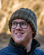 Last inn bildet i Galleri-visningsprogrammet, Stina Lue er en strukturstrikket lue med fine detaljer. Luen strikkes etter samme mal i alle størrelser, med likt antall masketall og omganger i høyden, det er pinnestørrelsen som endrer størrelsen. Herremodell i brun beige
