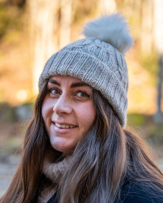 Stina Lue er en strukturstrikket lue med fine detaljer. Luen strikkes etter samme mal i alle størrelser, med likt antall masketall og omganger i høyden, det er pinnestørrelsen som endrer størrelsen. Pyntes med en dusk på toppen.