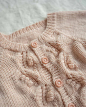 Last inn bildet i Galleri-visningsprogrammet, Helga babydress er en søt dress med struktur på fremsiden. Nærbilde av struktur og knapper.
