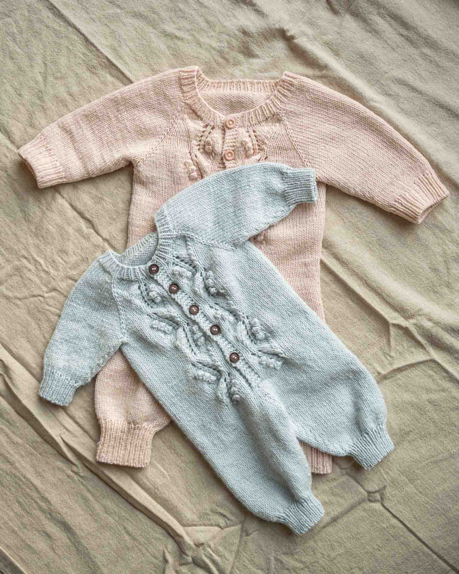 Helga babydress er en søt dress med struktur på fremsiden. Dressen strikkes ovenfra og ned, halsutringingen dannes ved vendepinner og stolpen strikkes i riller samtidig som resten av arbeidet. Dressen passer til både jenter og gutter.