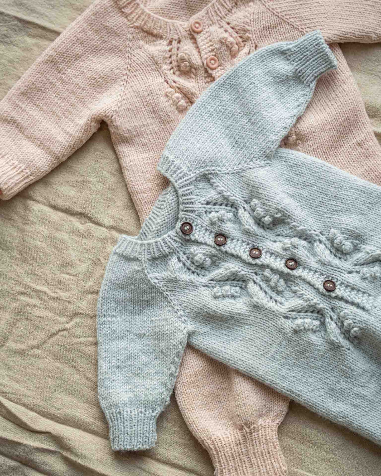 Helga babydress er en strikkedress med struktur på fremsiden. Strikkedressen strikkes ovenfra og ned, halsutringingen dannes ved vendepinner og stolpen strikkes i riller samtidig som resten av arbeidet. 