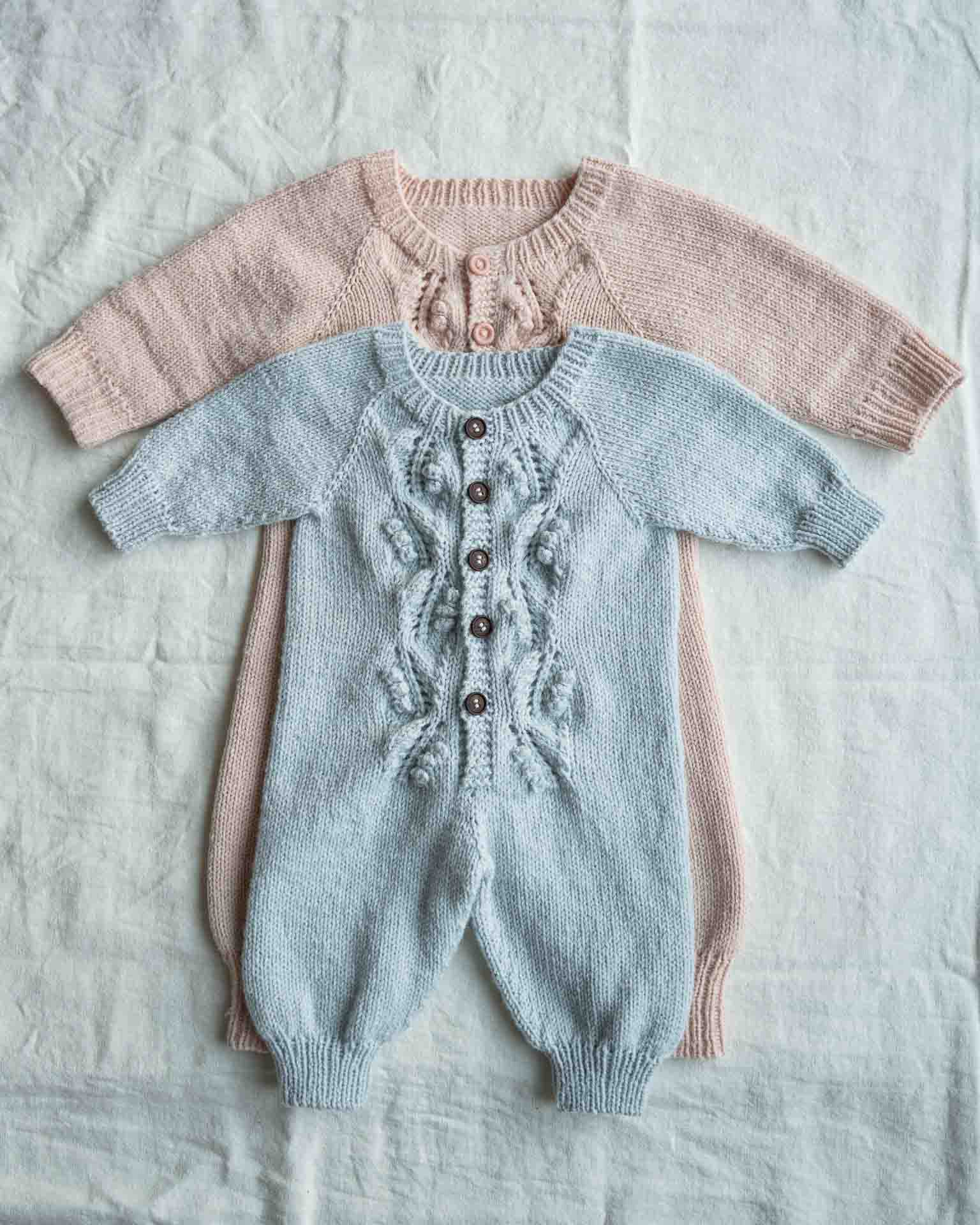 Helga babydress er en søt dress med struktur på fremsiden. Dressen strikkes ovenfra og ned, halsutringingen dannes ved vendepinner og stolpen strikkes i riller samtidig som resten av arbeidet. Dressen passer til både jenter og gutter og i flere størrelser.