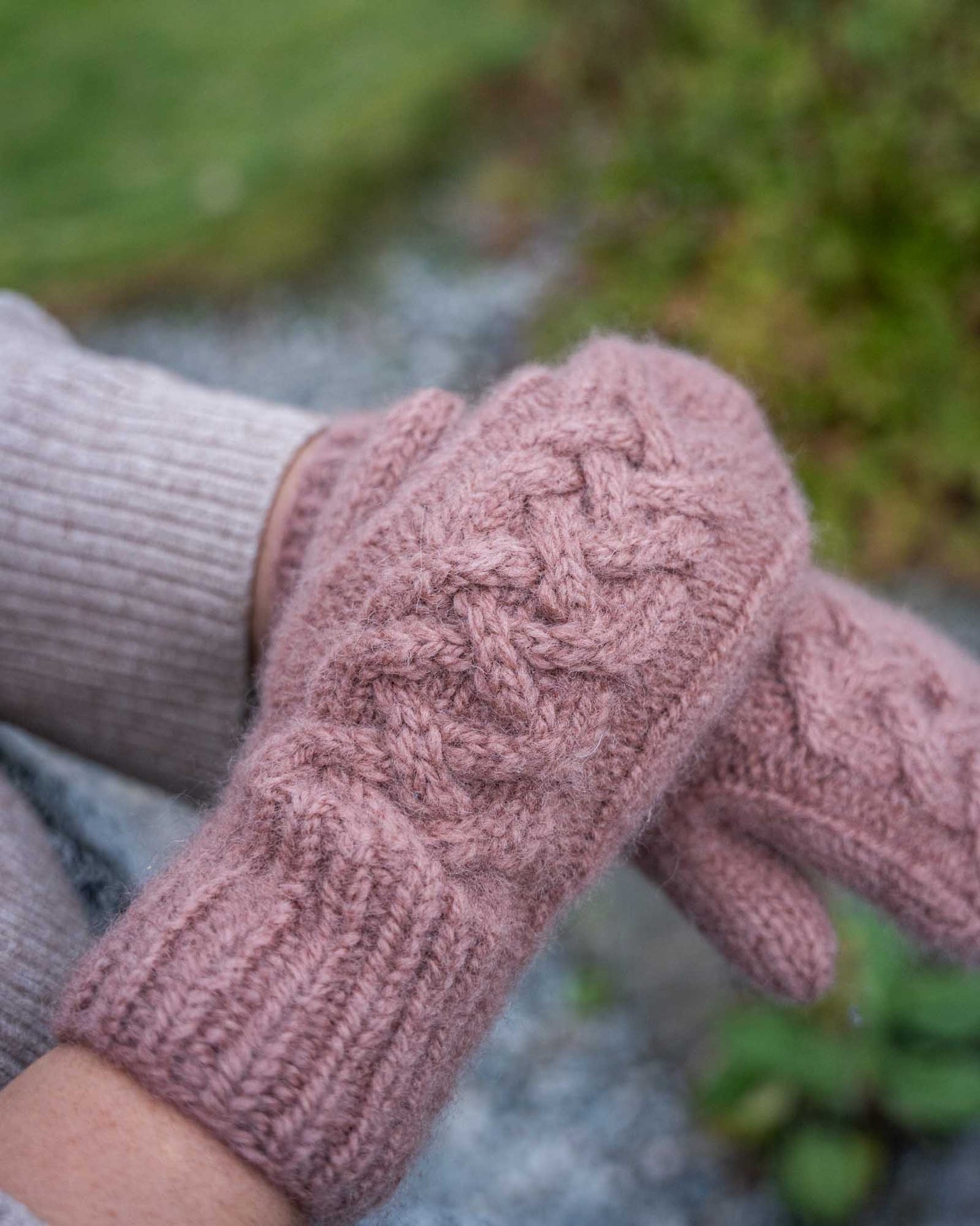 Strikkeoppskrift på Venke Tovavotter som er en varm og stilfull vott med flettemønster i rosa.