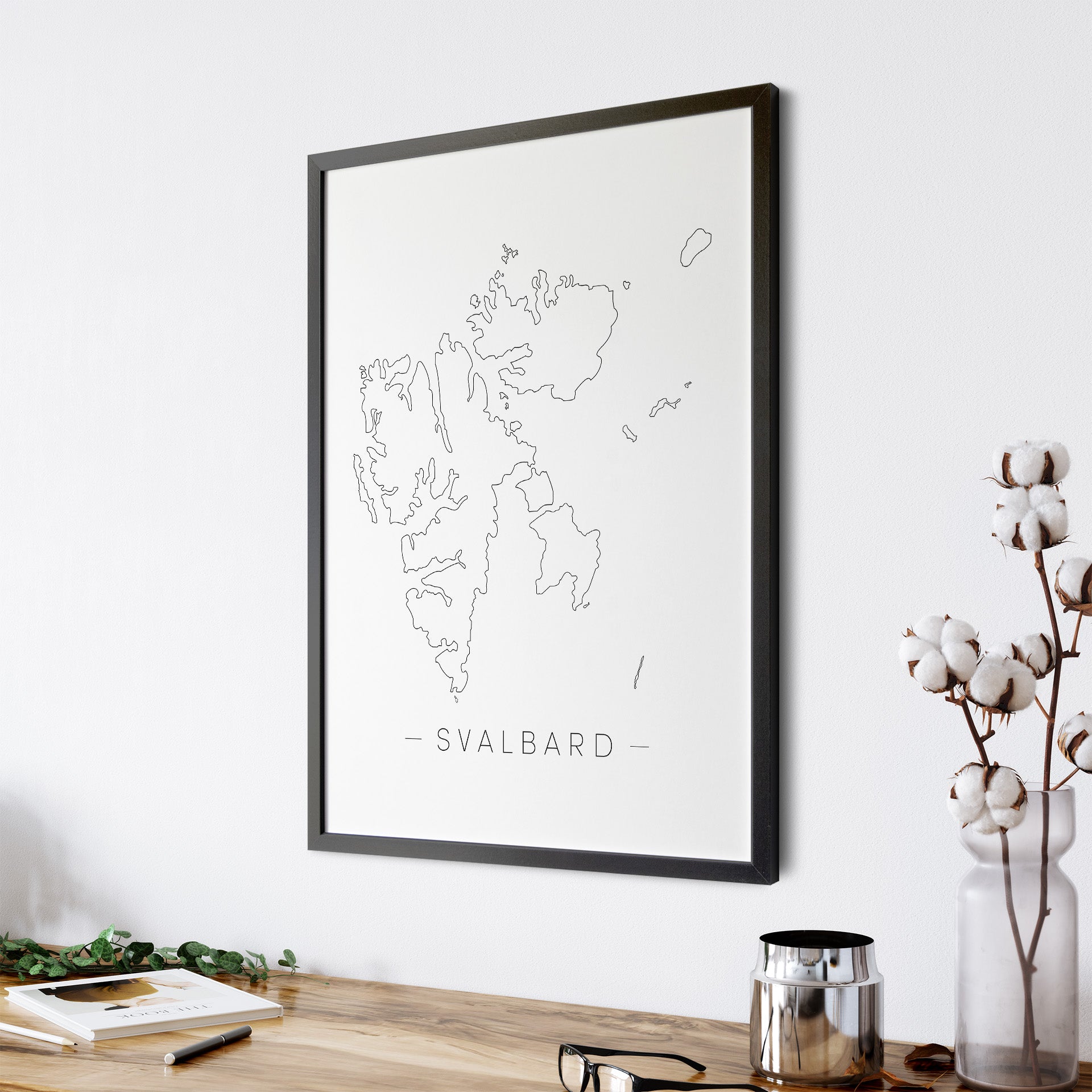 Svalbard-kartet er laget med en stilren strek som fremhever landets karakteristiske form på en rolig og elegant måte. Dette gjør plakaten enkel å kombinere med både moderne, skandinavisk og klassisk interiør.